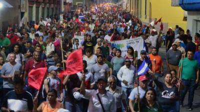 Los manifestantes gritaban consignas en contra del gobierno y el mandatario hondureño.