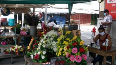 Unas 10 vendedoras de flores están en las calles, aunque sus locales no se quemaron no pueden hacer uso de ellos.