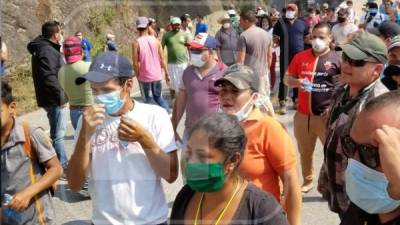 Decenas de personas se aglutinaron para impedir el acceso de personas ajenas a la ciudad.