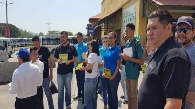 Desde tempranas horas llegaron los miembros de la JCI a la terminal sempedrana para pegar los mensajes en las unidades.