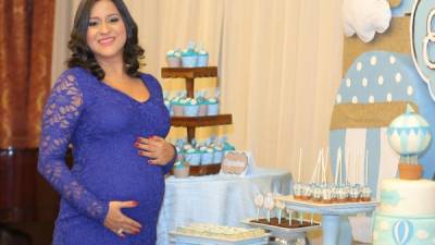 Amanda Patricia Gaído Moreno espera su primer bebé y por eso recibió su primera tarde maternal donde imperó una impresionante mesa de dulcería con detalles fabulosos.