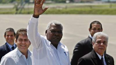 En la imagen, el presidente de la Asamblea Nacional de Cuba, Esteban Lazo Hernández (c). EFE/Archivo