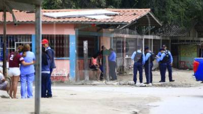 El cuerpo del joven conductor quedó dentro de la pulpería; el de la mujer atrás de la casa.