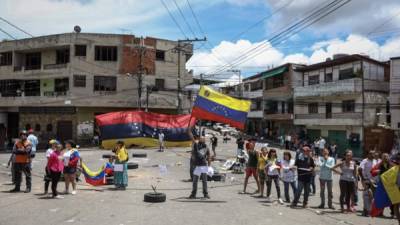 Opositores participan en una manifestación y bloquean varías vías públicas en Caracas. EFE/Archivo