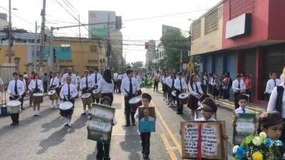 Los pequeños rinden homenaje a la patria este día.