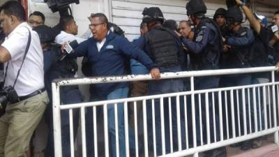 El periodista hondureño David Romero fue arrestado por elementos Tigres en las oficinas de Radio Globo en la capital de Honduras.