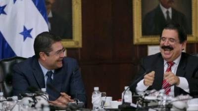 El presidente Juan Orlando Hernández conversa muy ameno con el exmandatario Manuel Zelaya Rosales.