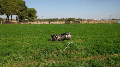 Uno de los motores del avión quedó sobre un sembradío de la zona.