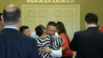 Rafael Fletes durante el desarrollo del juicio es abrazado por su madre y parientes que siguen de cerca el proceso en su contra