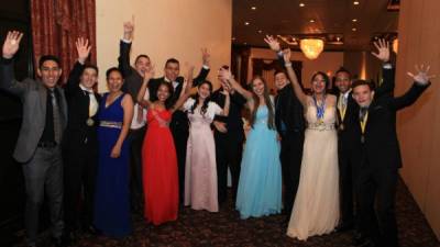 Los 13 bachilleres bilingües disfrutaron su noche de graduación.