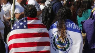 Salvadorean migrants are seen at Ciudad Tecun Uman's Central Park, in Guatemala, before heading to the international border bridge to cross to Ciudad Hidalgo in Mexico on their way to the US, on October 30, 2018. - The Pentagon is deploying 5,200 active-duty troops to beef up security along the US-Mexico border, officials announced Monday, in a bid to prevent a caravan of Central American migrants from illegally crossing the frontier. (Photo by Johan ORDONEZ / AFP)