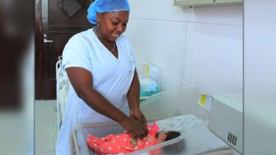 Las enfermeras cuidan de la recién nacida.
