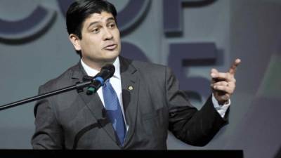 El presidente costarricense, Carlos Alvarado, habla durante la inauguración de la reunión preparatoria a la Conferencia de las Partes de la Convención Marco de Naciones Unidas sobre Cambio Climático (COP25), en San José (Costa Rica).