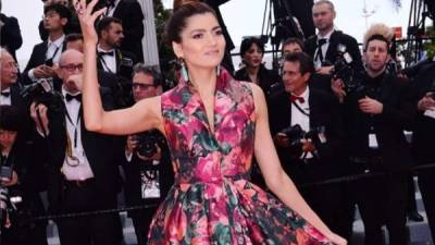 La actriz de origen latino sufrió un problema de vestuario con su falda en la premiere este lunes de 'La Belle Époque' y ha acabado acaparando titulares en la prensa francesa por los mismos motivos que lo hizo en 2017 en los Óscar.