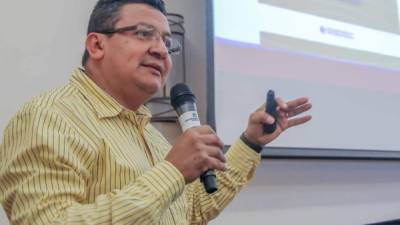Ayer, Carlos Hernández, asesor de la comisión, al presentar la aplicación. Foto: Yoseph Amaya