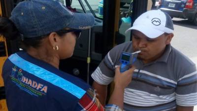 Con un trago de alcohol basta para que la prueba de positivo, según las autoridades.