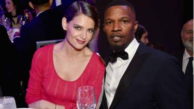 Katie Holmes (39) y Jamie Foxx (50) cuando asistieron a la fiesta Pre-Grammys 2018.