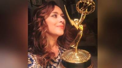 La periodista hondureña Neida Sandoval presumió su quinto Emmy en su Facebook.