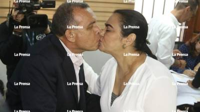 El expresidente Pepe Lobo besa a su esposa Rosa Elena.