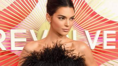 La modelo Kendall Jenner fue vista paseando con Ben Simmons.