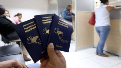 El pasaporte es un documento que se expide para identificar a sus connacionales y sirve como garantía para la acreditación de la identidad y nacionalidad de las personas de cada país.