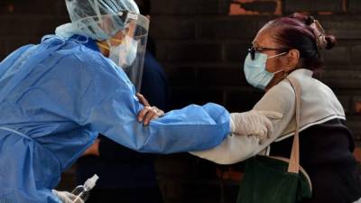 Una enfermera atendiendo un paciente en un hospital de Tegucigalpa.