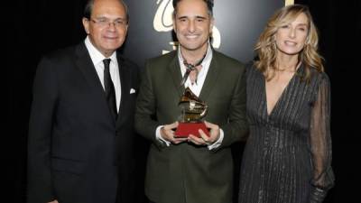 Jorge Drexler (C) ganó tres premios Grammy incluyendo la categoría Grabación del año. AFP