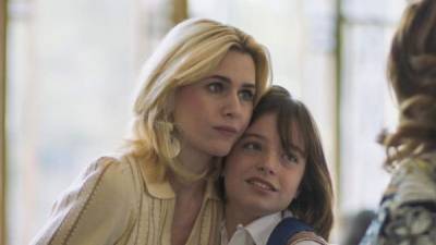 Anna Favella interpreta a uno de los personajes más importantes tanto en la trama de la producción como fuera de ella: Marcela Basteri, madre del cantante