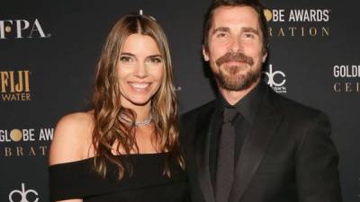 Christian Bale y su esposa Sibi Blazic (i) durante la fiesta después de los Globos de Oro 2019. AFP.