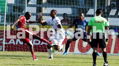 Cholby Martínez saca el remate, pero la elevó frente a Luis Castro y Donaldo Morales. Foto Neptalí Romero