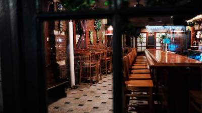 Un bar está cerrado al anochecer en Brooklyn después de un decreto que cierra todos los bares y restaurantes antes de las 8 pm en la ciudad de Nueva York. Foto AFP