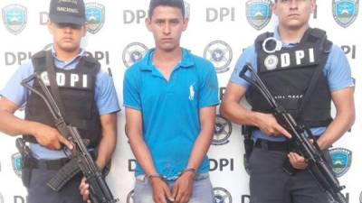 Nelson Misael Mejía Sánchez (20), custodiado por agentes de la Policía Nacional de Honduras.