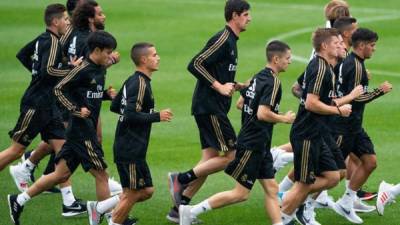 Los jugadores del Real Madrid entrenaron bajo la lluvia.