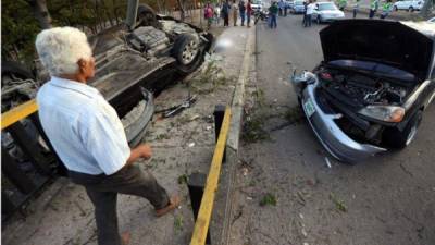 Un hombre de avanzada edad pasa por el centro de un accidente vial ocurrido en Tegucigalpa, capital de Honduras, en donde una persona resultó muerta.