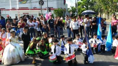 En las calles sampedranas los preescolares dieron una gran muestra de civismo.