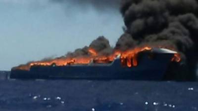 Las llamas consumieron la embarcación en donde se trasladaban cuatro canadienses que venían desde México.