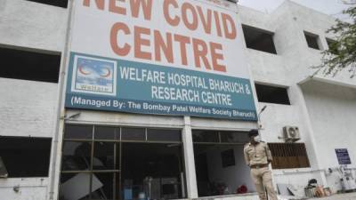 El personal de la policía de Gujarat monta guardia frente al Hospital Patel Welfare después de que estalló un incendio. Foto AFP