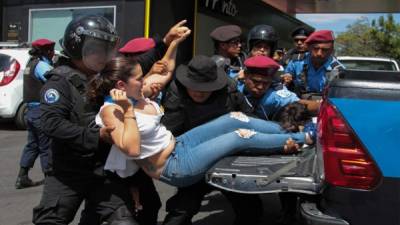 Nicaragua liberó el viernes a 50 prisioneros por participar en protestas contra el gobierno, dando un nuevo impulso a las conversaciones de paz para poner fin a la política de larga duración del país. Foto: AFP