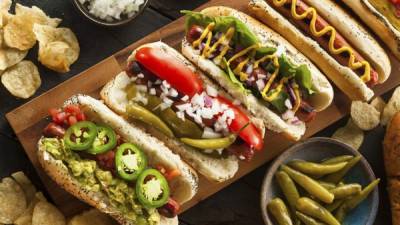 La ciudad de Nueva York es el reino absoluto del hot dog, que regularmente se sirve con mucha mostaza, cebollas o un poco de chucrut (repollo fermentado).