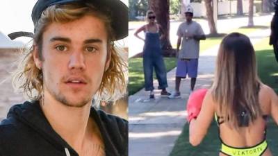 Una mujer en traje de baño se atravesó en el camino de Justin Bieber y su esposa Hailey Baldwin.