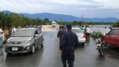 El paso por el litoral atlántico cerca entre Tela y La Ceiba permanecía obstruido.