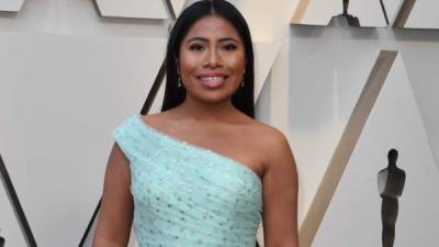 Yalitza Aparicio, nominada a Mejor Actriz por su papel en la película Roma, deslumbró a su paso por la alfombra roja.