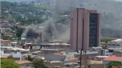 Las llamas arrasaron con una cuartería que estaba cerca de taller industrial.