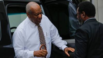 Bill Cosby llega llega el tercer día de las deliberaciones. AFP