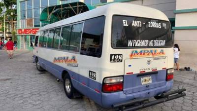 El autobús de la empresa Impala presenta varios impactos de bala en los vidrios de la parte principal.