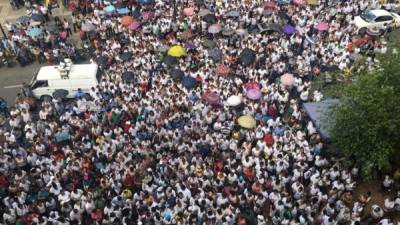 Cientos de católicos congregados en la tercera avenida de San Pedro Sula, zona norte de Honduras.