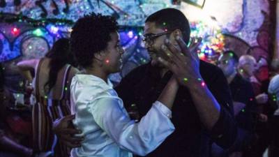 Una pareja bailando bachata en Santo Domingo, República Dominicana (Foto de AFP).