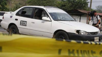 El cuerpo de la educadora Wendy Patricia Mejía Rosales quedó en el asiento delantero del taxi.