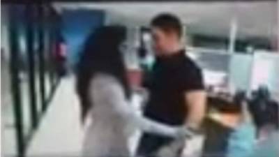 Toma del video de la actriz hondureña Karla Díaz y el joven que la agredió.