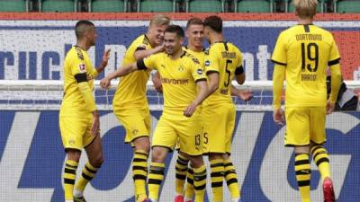 Jugadores de Borussia Dortmund celebran uno de los tantos anotados en el encuentro contra el Wolfsburg.